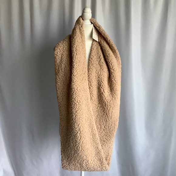 NWT Free People Sherpa Infinity Scarf - Picture 2 of 3